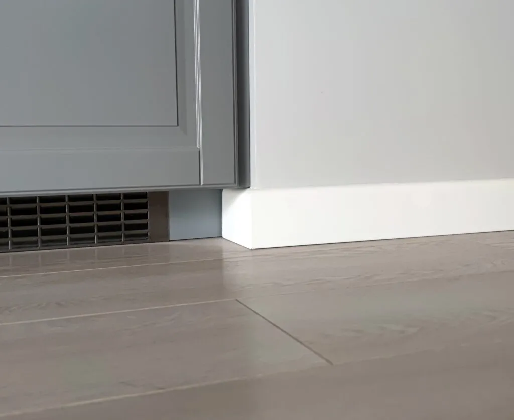 MD234P Listwa przypodłogowa poliuretanowa biała RAL 9003 wym. 200 x 1.4 x 7.8 cm, z PolyForce
